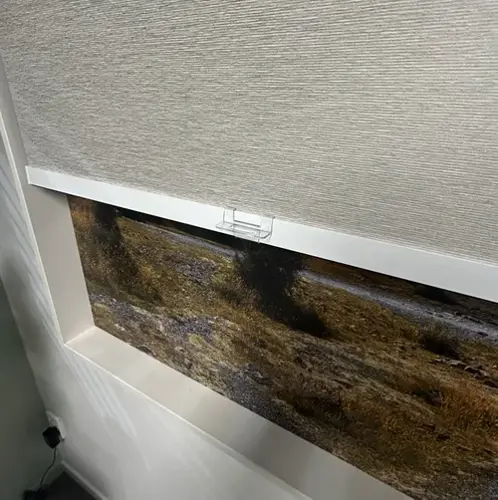 Easy Spring Air blockout blind bottom rail handle used to raise and lower the blind from the centre of the rail